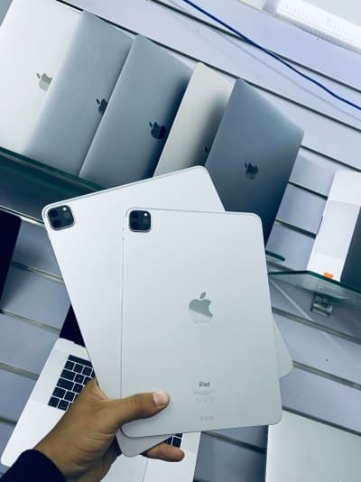 📱 Apple iPad Pro 12.9” (2020) – | 256GB |